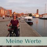 Heike Brandl in Wismar mit Fahrrad