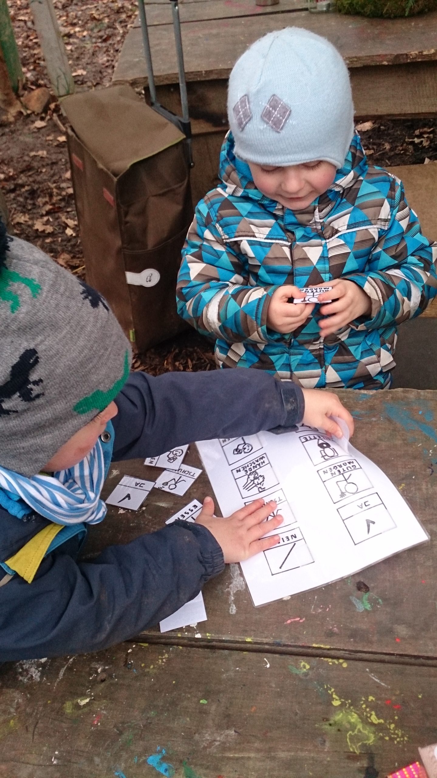 zwei Kinder beim Spielen und Lernen in der Einzelintegration im Waldkindergarten