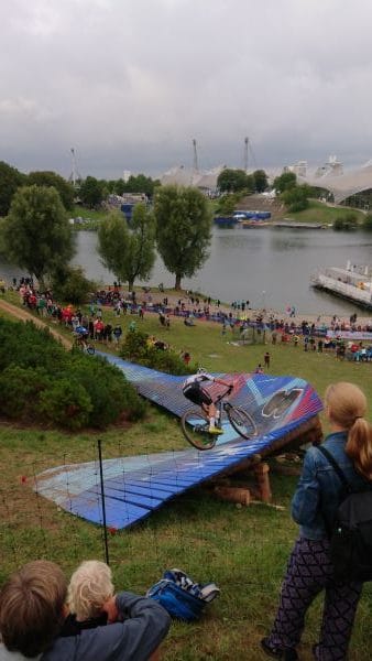 Maximilian Brandl bei MTB EM München auf einer Rampe