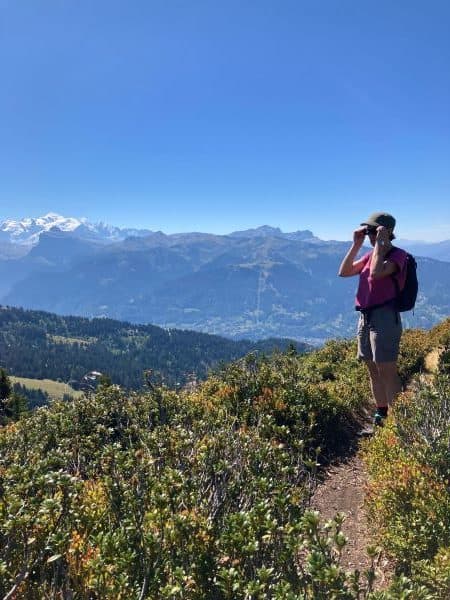 Heike Brandl beim Wandern mit Mont Blanc Panorama