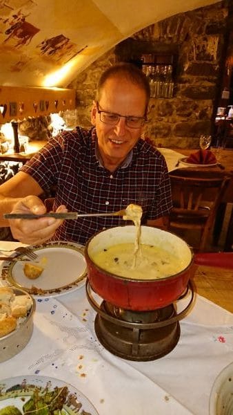 Thomas Brandl beim Käsefondue essen