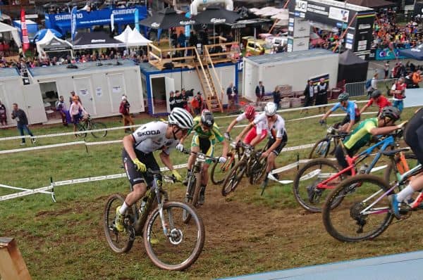 Maximilian Brandl beim WM Short Race in Les Gets, viele Fahrer im Uphill