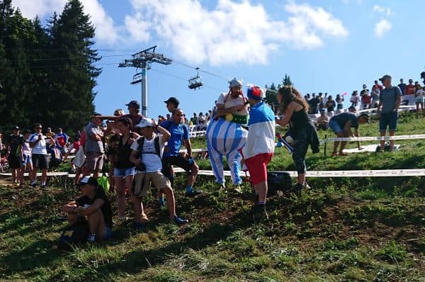 Zuschauer bei der MTB WM in Les Gets, einer ist als Obelix kostümiert