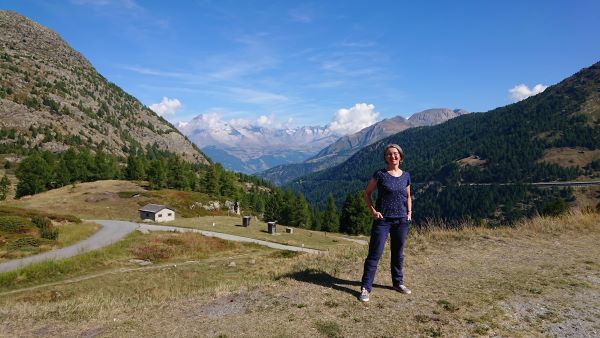 Heike Brandl am Simplon Pass, Bergpanorama bei blauem Himmel