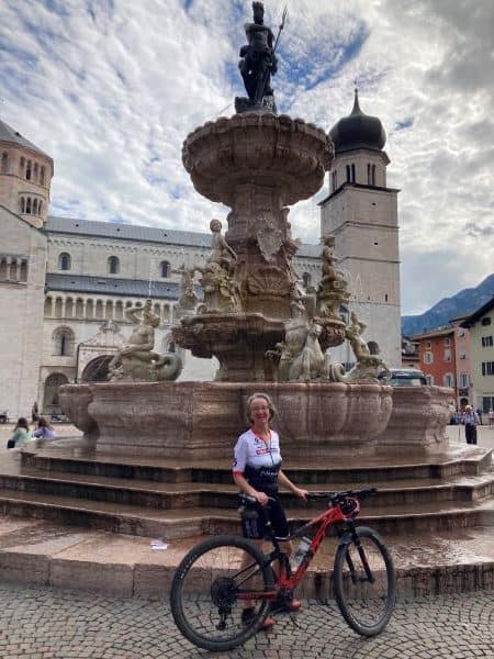 Heike Brandl mit MTB vor einem Brunnen in Trient