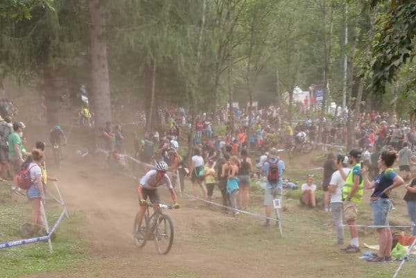 Maximilian Brandl beim MTB Weltcup Val di Sole, staubige Rennstrecke mit zahlreichen Zuschauer:innen