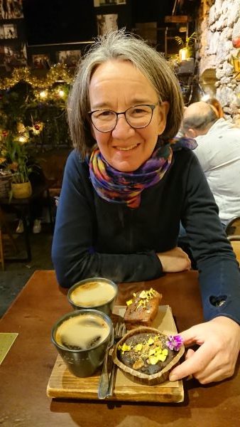 Heike Brandl im Café