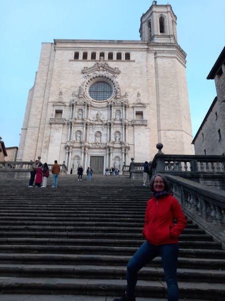 Heike Brandl vor den Treppen der Kathedrale in Girona