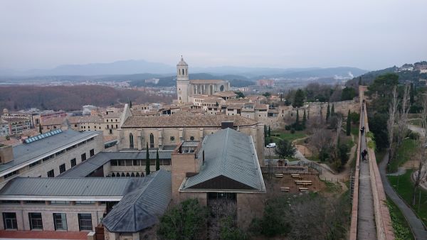 Blick von der Stadtmauer in Girona auf die Kathedrale
