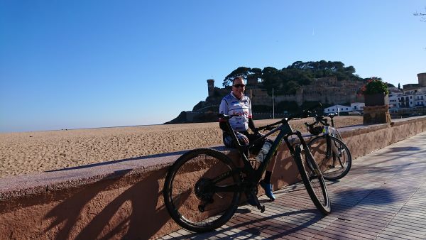 Thomas mit Fahrrad an der Strandpromenade in Tossa de Mar.