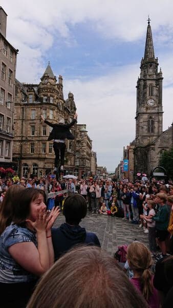 Edinburgh Street Festival Einradfahrer und Publikum