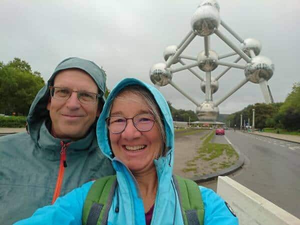 Heike und Thomas Brandl vor dem Atomium in Brüssel