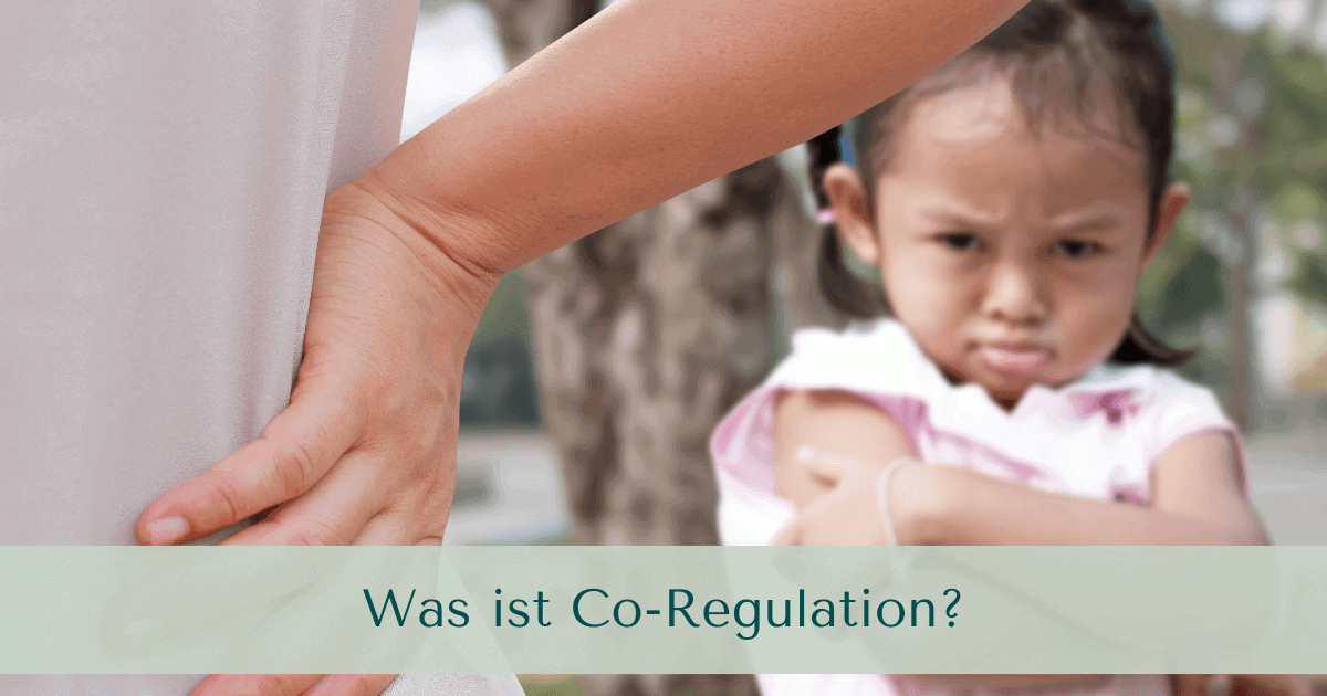 Was ist Co-Regulation? Kind mit verschränkten Armen und gerunzelter Stirn steht vor erwachsener Person.