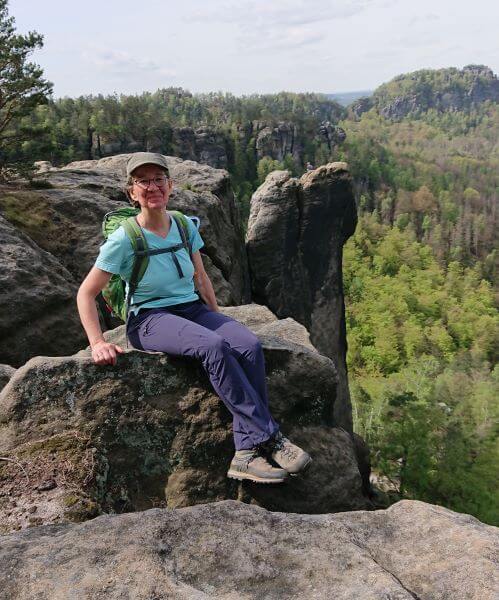 Heike Brandl auf Felsen