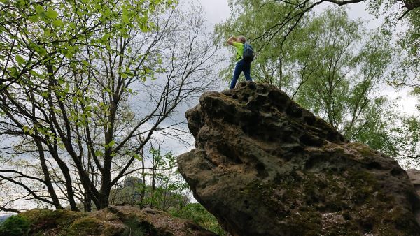 Wanderin auf Felsen 