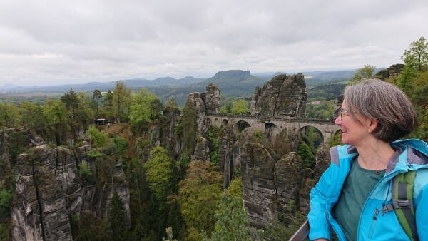 Heike Brandl an der Basteibrücke bei Lohmen