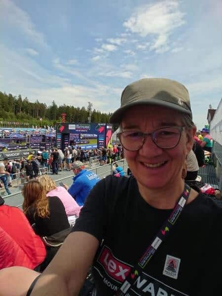 Heike Brandl auf Tribüne im Stadion von Nove Mesto na Morave