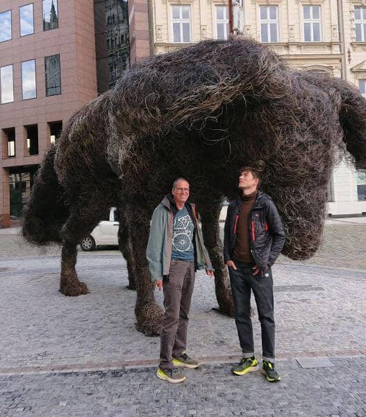 Fabelwesen aus Draht ca. 3 m hoch auf dem Marktplatz, davor Thomas und Maximilian Brandl