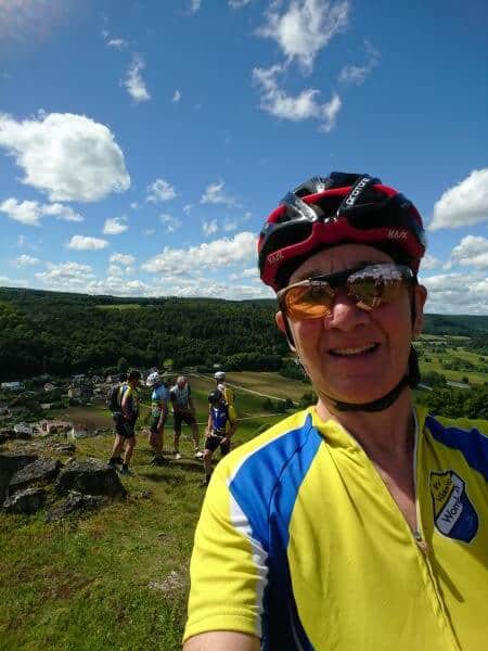 Heike Brandl beim Mountainbiken im Altmühltal - Gruppe und Aussicht übers Tal im Hintergrund