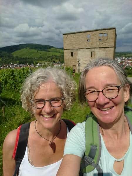 Antonia Raczkowski und Heike Brandl vor Yburg in Stetten im Remstal