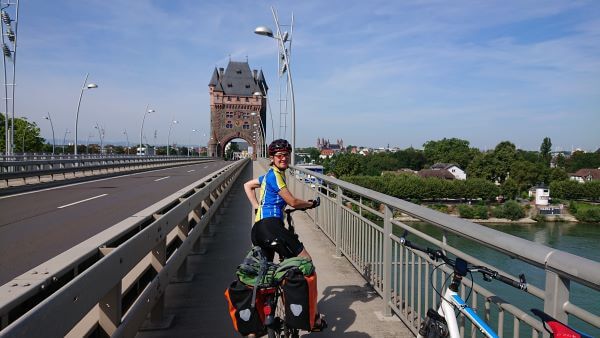 Frau mit Rad auf der Brücke vor dem Wormser Stadttor