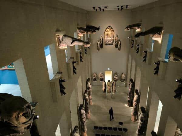 Freiburg Augustinermuseum - Blick von der Galerie auf plastische Figuren