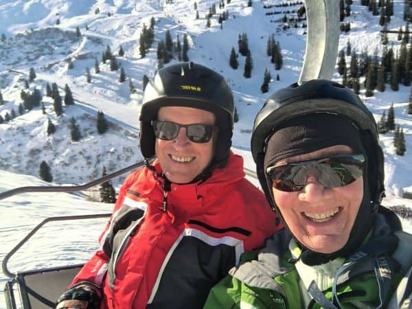 zwei Skifahrer im Lift