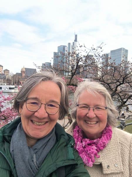 zwei Frauen vor Stadtkulisse in Frankfurt