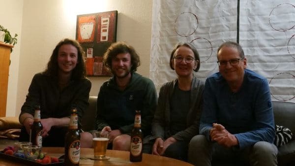 4 Menschen auf einem Sofa